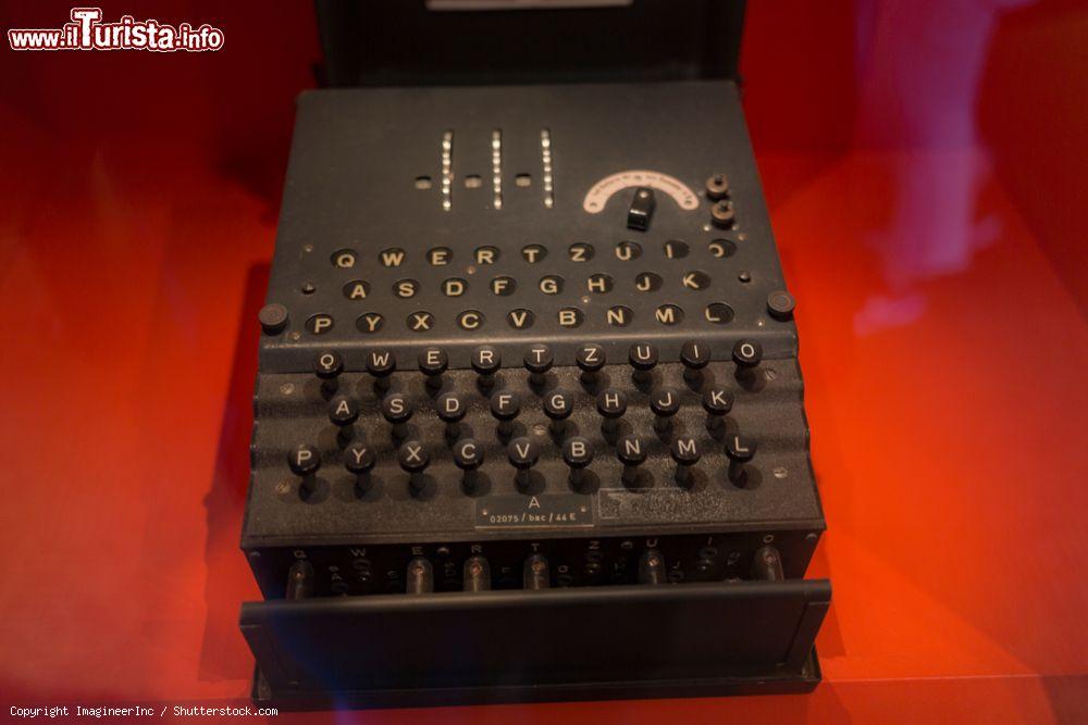 Immagine Anche una macchina Enigma, il celebre sistema di crittografia delle truppe tedesche nella Seconda Guerra Mondiali, tra i pezzi imperdibili del Museo delle Spie a Washington DC.  - © ImagineerInc / Shutterstock.com