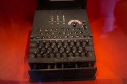 Anche una macchina Enigma, il celebre sistema di crittografia delle truppe tedesche nella Seconda Guerra Mondiali, tra i pezzi imperdibili del Museo delle Spie a Washington DC.  - © ...