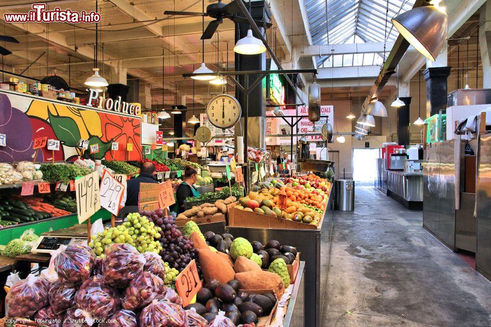 Immagine Il Grand Central Market a Downtown Los Angeles. Il mercato fu inaugurato nel 1917 ed è una delle mete turistiche di L.A. - © Tupungato / Shutterstock.com