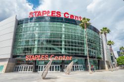 Il famoso Staples Center si trova a Downtown Los Angeles in California - © 4kclips / Shutterstock.com