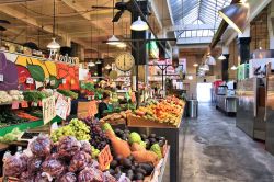 Il Grand Central Market a Downtown Los Angeles. Il mercato fu inaugurato nel 1917 ed è una delle mete turistiche di L.A. - © Tupungato / Shutterstock.com