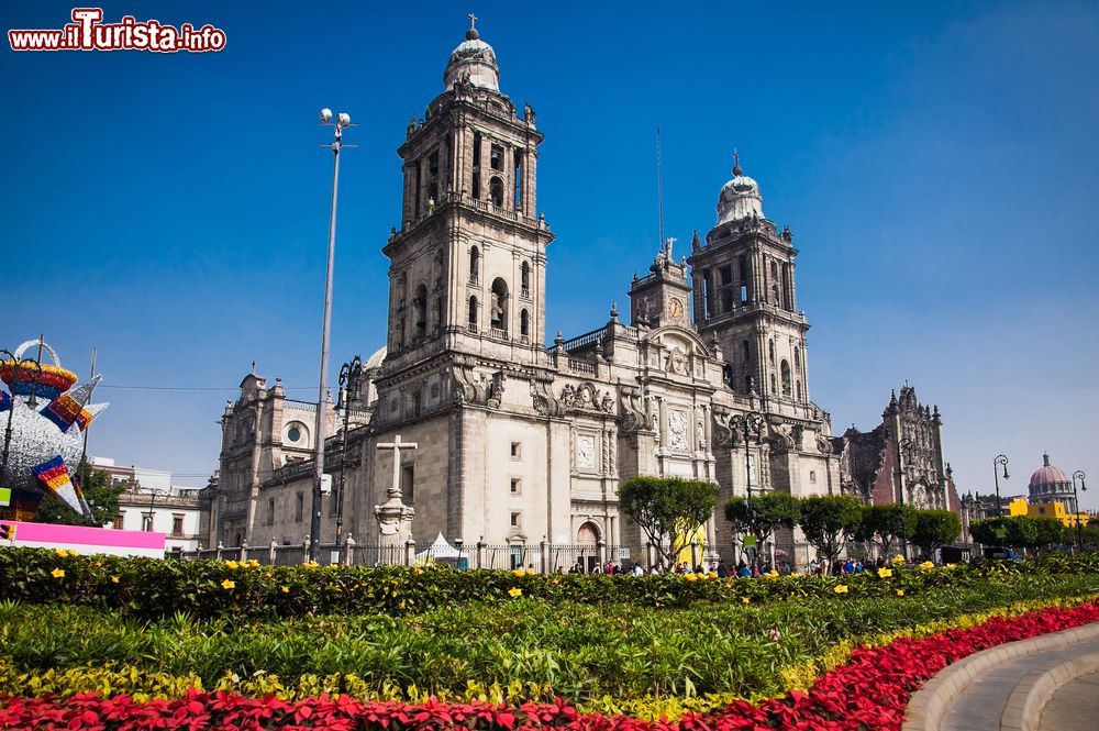 Immagine Esterno della Cattedrale Metropolitana di CIttà del Messico, fotografata dalla piazza (lo Zócalo).