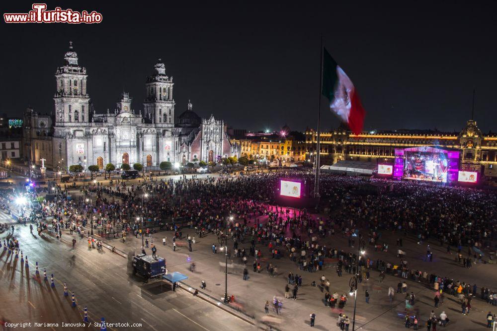 Immagine I festeggiamenti del Giorno dell'Indipendenza del Messico sulla piazza centrale, lo Zócalo, il cuore della capitale - © Marianna Ianovska / Shutterstock.com