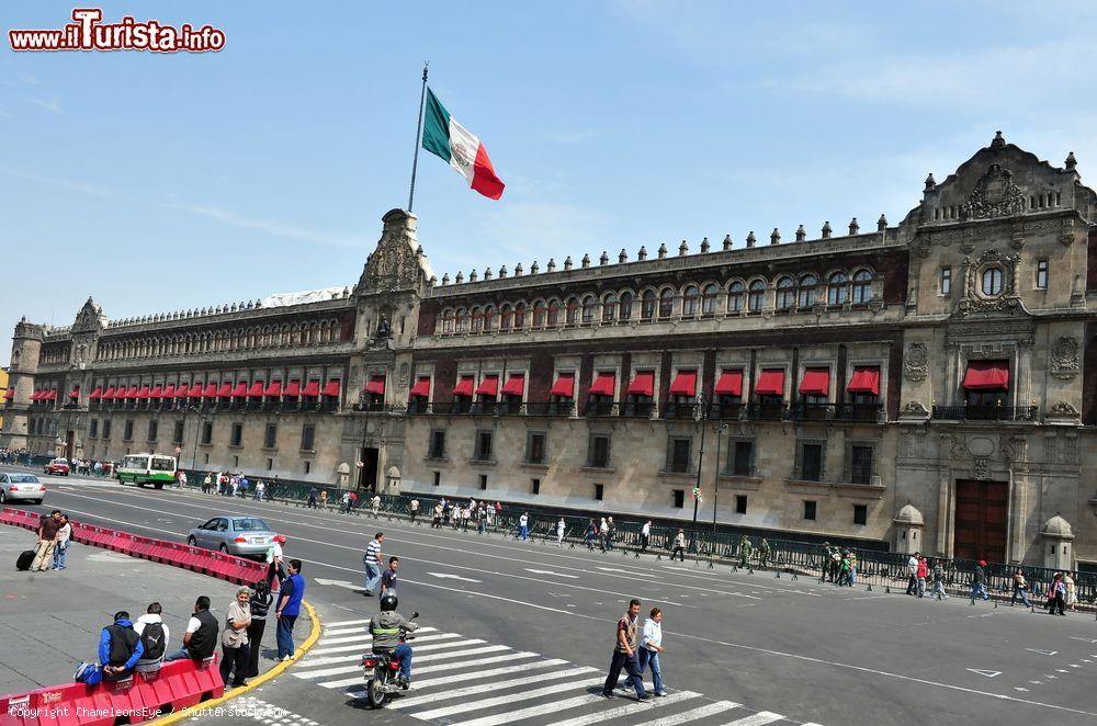 Immagine Il Palazzo Nazionale, la sede del potere esecutivo messicano caratterizza un lato dello Zócalo a Città del Messico (Mexico City) - © ChameleonsEye / Shutterstock.com