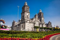 Esterno della Cattedrale Metropolitana di CIttà del Messico, fotografata dalla piazza (lo Zócalo).