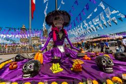 La Festa del Giorno dei Morti (Día de los Muertos) nello Zócalo, la piazza centrale di Città del Messico - © WitR / Shutterstock.com