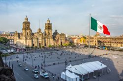 La grande Piazza della Costituzione (o Zócalo) fotografata dalla cupola della Cattedrale di Città del Messico. Al centro svetta la Bandiera Monumentale messicana - © Marianna ...