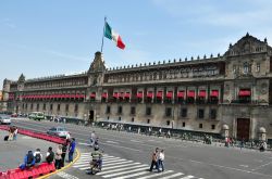 Il Palazzo Nazionale, la sede del potere esecutivo messicano caratterizza un lato dello Zócalo a Città del Messico (Mexico City) - © ChameleonsEye / Shutterstock.com