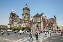 La Cattedrale di Città del Messico sulla piazza (lo Zócalo) nel centro adlla capitale messicana. - © Kartinkin77 / Shutterstock.com