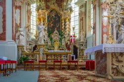 Altare e abside dell'Abbazia di Novacella. Eretta nel XII secolo è stata riccamente decorata in epoca barocca - © lorenza62 / Shutterstock.com