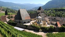 Come un piccolo borgo il complesso abbaziale di Novacella è una delle attrazioni più importanti in Alto Adige. - © Dan74 / Shutterstock.com