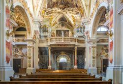 I ricchi interni barocchi della Chiesa di Novacella a Varna, Alto Adige - © lorenza62 / Shutterstock.com