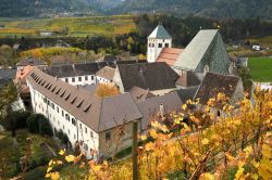 Panorama autunnale dell'Abbazia di Novacella. Siamo a Varna, non lontano da Bressanone, in Alto Adige - © Dan74 / Shutterstock.com