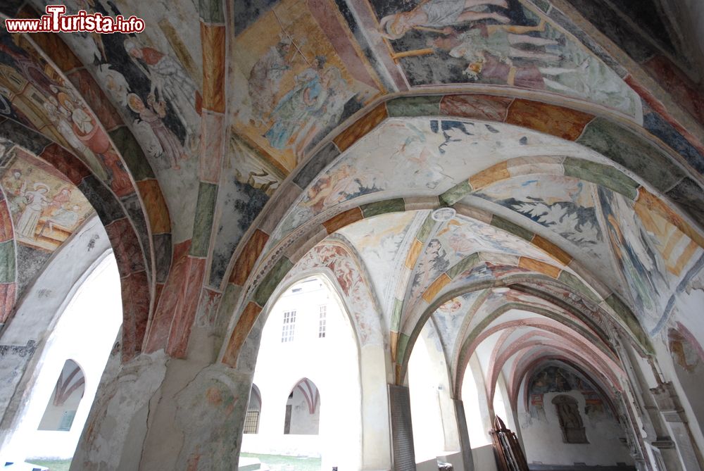 Immagine Un portico affrescato della Abbazia di Novacella a Varna, provincia di Bolzano