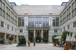 Ingresso al Kunstmuseum di Basilea, lo storico museo della Svizzera - © laura zamboni / Shutterstock.com