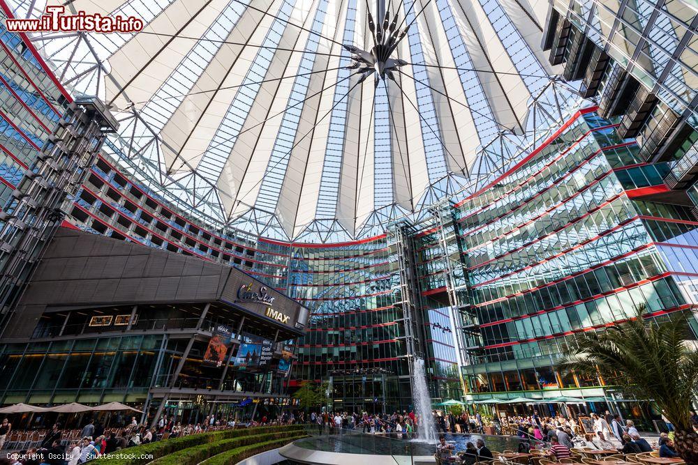 Immagine Il Sony Center di Berlino, Germania, con l'imponente copertura in vetro. Si tratta di un tetto a ombrello fissato con dei tiranti a un anello di acciaio. E' il quartier generale europeo dell'azienda giapponese © Oscity / Shutterstock.com