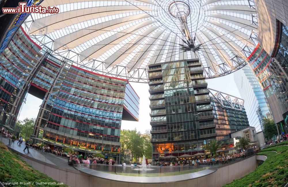 Immagine La copertura in vetro e acciaio del Sony Center di Berlin, Germania. Siamo nel quartiere di Tiergarten, in Potsdamer Platz, dove questo complesso di 7 edifici sorge dal 2000 - © PriceM / Shutterstock.com