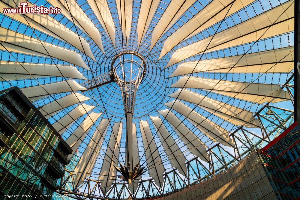 Immagine Lo spettacolare tetto del Sony Center di Berlino, Germania: pesa circa 920 tonnellate ed è costituito da vetri laminati abbinati a lampade ad alogenuri metallici - © Debu55y / Shutterstock.com