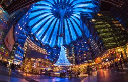 Illuminazioni natalizie al Sony Center di Berlino, Germania. Con il calar del buio, il tetto s'illumina con le tonalità del tramonto - © taranchic / Shutterstock.com