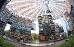 La copertura in vetro e acciaio del Sony Center di Berlin, Germania. Siamo nel quartiere di Tiergarten, in Potsdamer Platz, dove questo complesso di 7 edifici sorge dal 2000 - © PriceM ...
