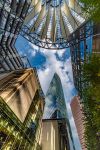 Uno scorcio dal basso del tetto e degli edifici dall'interno del Sony Center, Berlino (Germania) - © butterflycreationfoto / Shutterstock.com