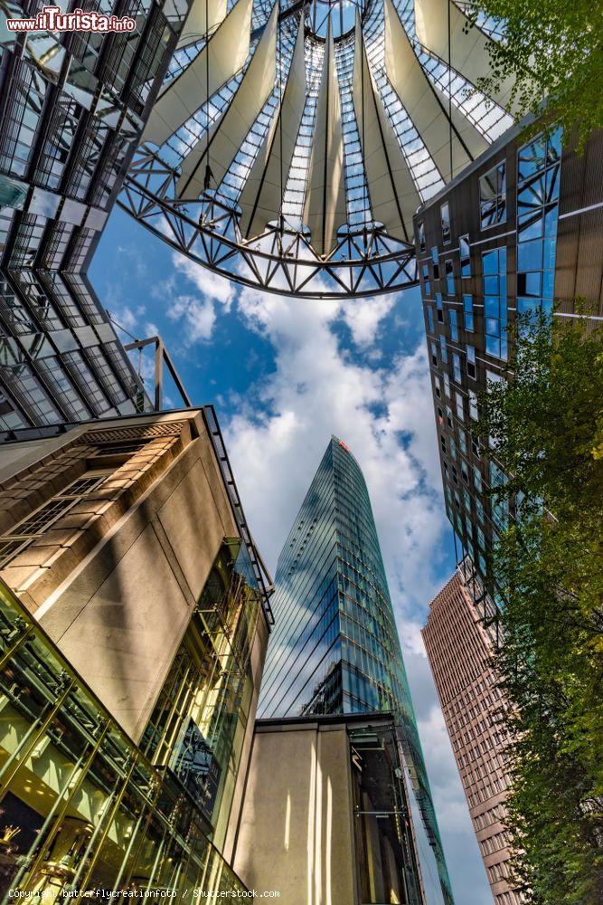 Immagine Uno scorcio dal basso del tetto e degli edifici dall'interno del Sony Center, Berlino (Germania) - © butterflycreationfoto / Shutterstock.com