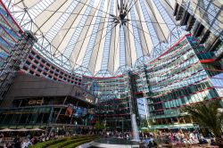 Il Sony Center di Berlino, Germania, con l'imponente copertura in vetro. Si tratta di un tetto a ombrello fissato con dei tiranti a un anello di acciaio. E' il quartier generale europeo ...