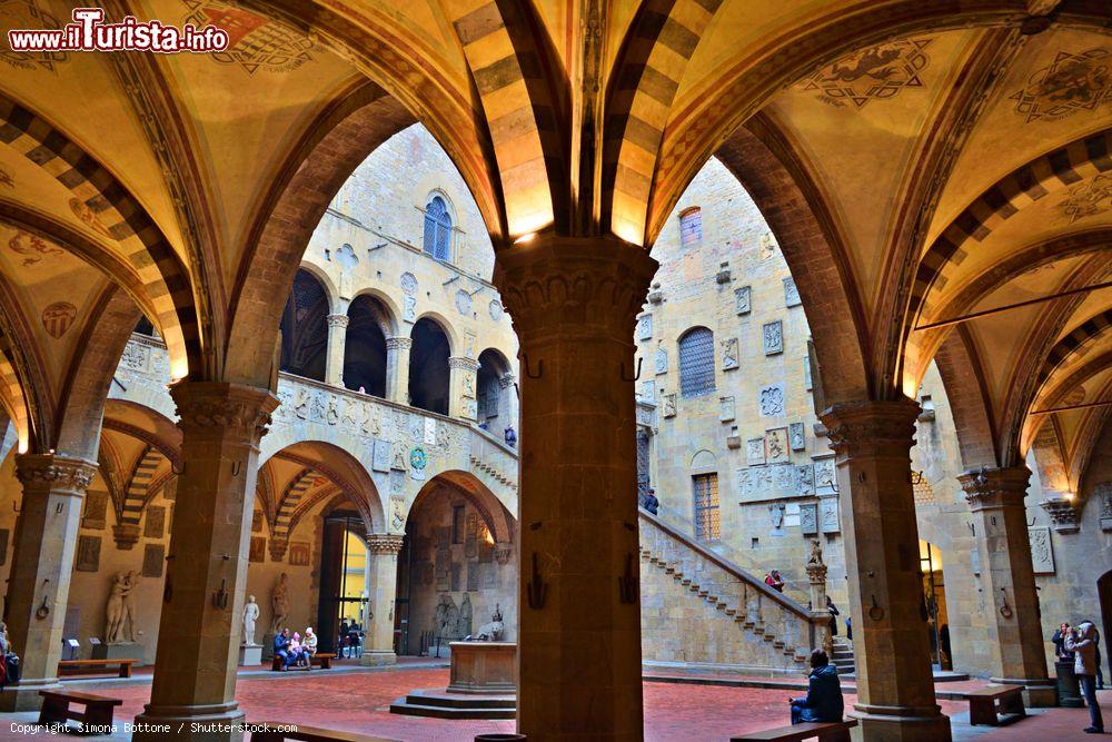 Immagine Le splendide volte decorate nel cortile del Bargello di Firenze, Toscana. Il palazzo venne costruito nel 1255 - © Simona Bottone / Shutterstock.com