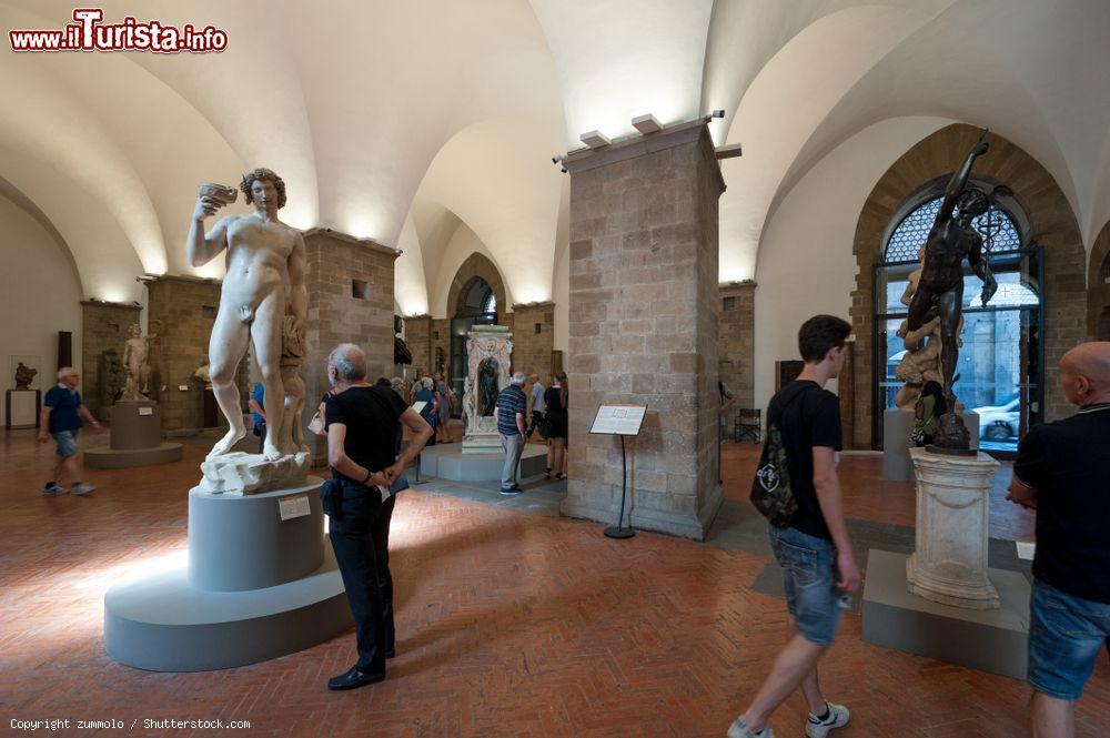 Immagine Panoramica della sala Michelangelo-Cellini al Museo nazionale del Bargello, Firenze (Toscana). Visitatori ammirano le statue esposte - © zummolo / Shutterstock.com