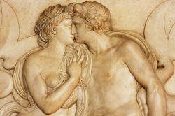 Dettaglio di una decorazione al Palazzo del Bargello di Firenze, Toscana: una giovane coppia raffigurata mentre si bacia.



