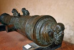 Il cannone di San Paolo di Cenni esposte al Bargello di Firenze, Toscana: fu commissionato nel 1638 dal Gran Duca Ferdinando II° de' Medici per la fortezza di Pisa - © Simona Bottone ...