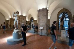 Panoramica della sala Michelangelo-Cellini al Museo nazionale del Bargello, Firenze (Toscana). Visitatori ammirano le statue esposte - © zummolo / Shutterstock.com