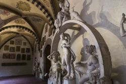 Statue al Museo del Bargello, Firenze, Toscana. In questo spazio museale sono ospitate alcune delle opere artistiche più importanti d'Italia - © Isogood_patrick / Shutterstock.com ...