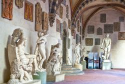 Statue in marmo esposte nel cortile del Museo Nazionale del Bargello a Firenze, Toscana - © Gimas / Shutterstock.com