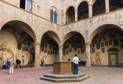 Veduta del cortile interno del Palazzo del Bargello a Firenze, Toscana: noto anche come Palazzo del Popolo, è uno dei più suggestivi musei italiani - © Anna Pakutina / Shutterstock.com ...