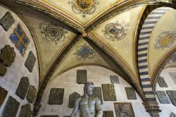 Volta a crociera nel Museo del Bargello di Firenze, Toscana, con stemmi dipinti - © Isogood_patrick / Shutterstock.com