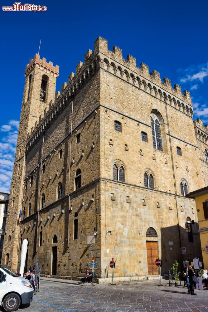 Immagine Scorcio dello storico Palazzo del Bargello di Firenze, Toscana: ospita capolavori di Michelangelo, Donatello, Verrocchio e Cellini, arazzi, smalti e maioliche.