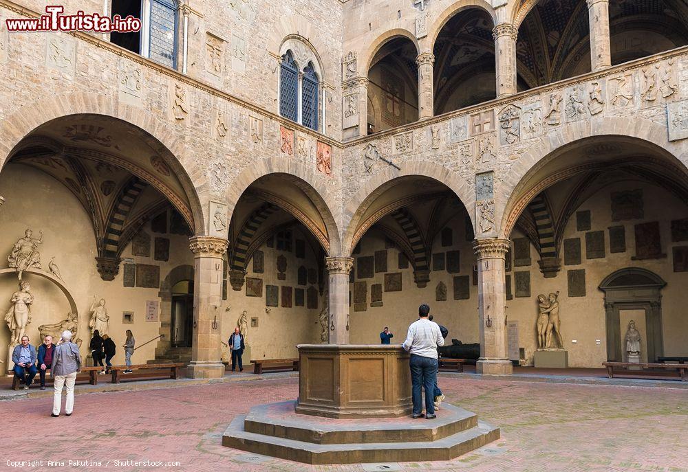 Immagine Veduta del cortile interno del Palazzo del Bargello a Firenze, Toscana: noto anche come Palazzo del Popolo, è uno dei più suggestivi musei italiani - © Anna Pakutina / Shutterstock.com