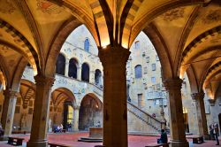 Le splendide volte decorate nel cortile del Bargello di Firenze, Toscana. Il palazzo venne costruito nel 1255 - © Simona Bottone / Shutterstock.com