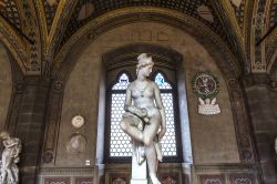 Statue antiche in una sala del Bargello, l'edificio di Firenze che ospita il Museo Nazionale d'Arte - © Isogood_patrick / Shutterstock.com