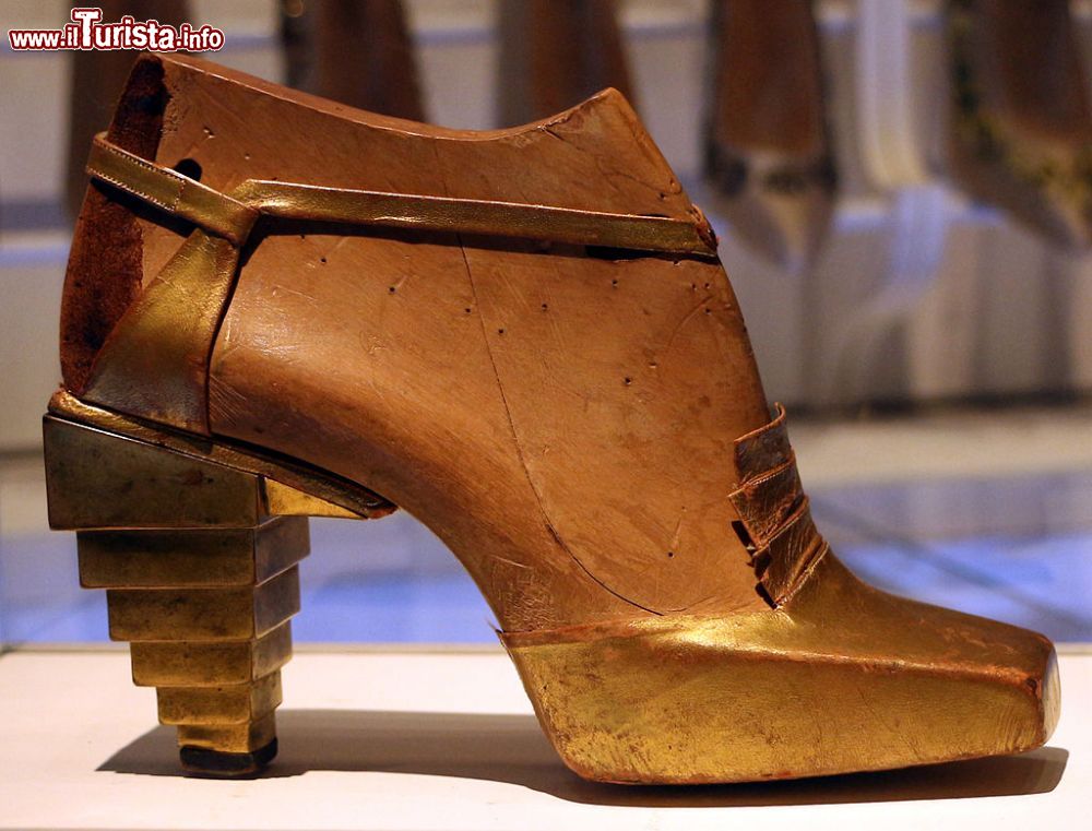 Immagine Museo Salvatore ferragamo: un modello di sandalo del 1930, ispirato all'Egitto