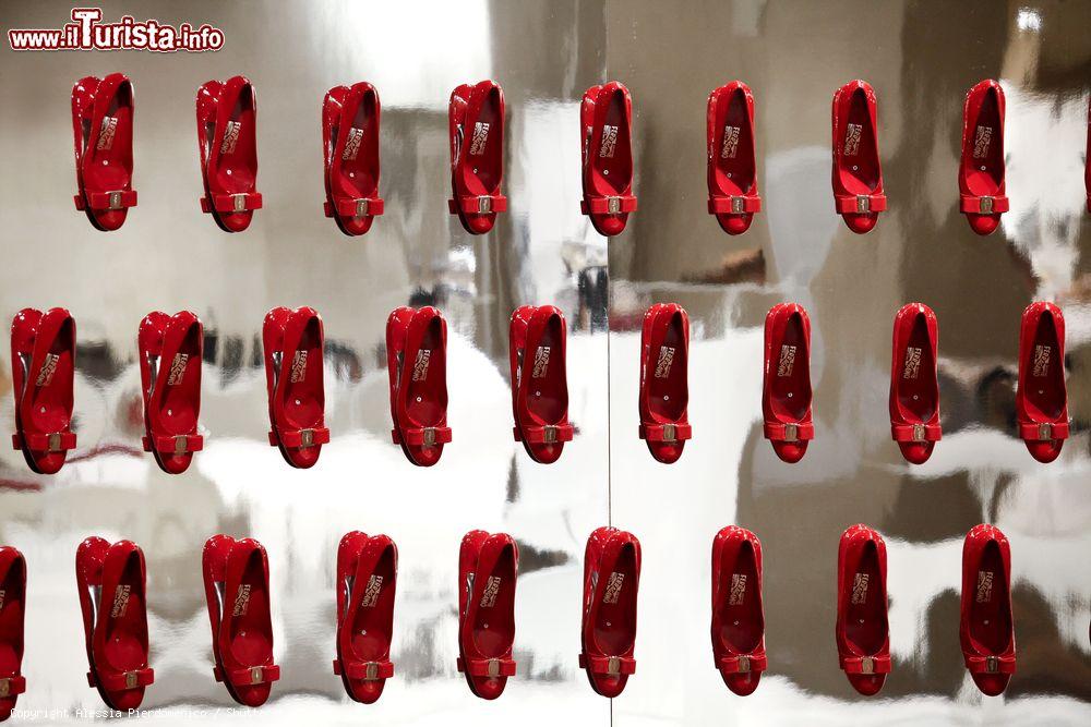 Immagine Un collezione di scarpe modello "Cala" dentro al Museo Ferragamo di Firenze - © Alessia Pierdomenico / Shutterstock.com