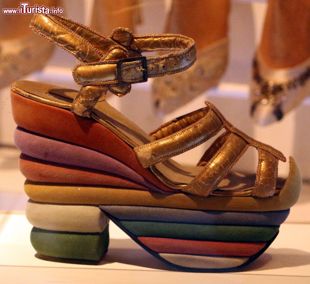 Immagine Un sandalo per l'attrice americana Judy Garland del 1938, esposto al Museo Ferragamo di Firenze