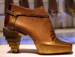 Museo Salvatore ferragamo: un modello di sandalo del 1930, ispirato all'Egitto