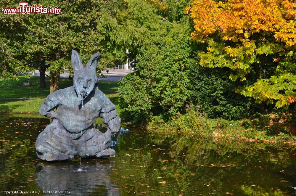 Immagine La statua del Coniglio di Thomas Schutte alla Fondazione Beyeler, il museo di arte moderna appena fuori il centro di Basilea. - © lucarista / Shutterstock.com