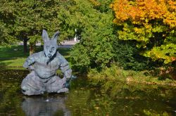 La statua del Coniglio di Thomas Schutte alla Fondazione Beyeler, il museo di arte moderna appena fuori il centro di Basilea. - © lucarista / Shutterstock.com