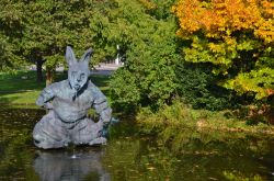 La statua del Coniglio di Thomas Schutte alla Fondazione Beyeler, il museo di arte moderna appena fuori il centro di Basilea. - © lucarista / Shutterstock.com