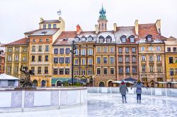 Vista invernale della Piazza del Marcato di Varsavia, con la pista del pattinaggio