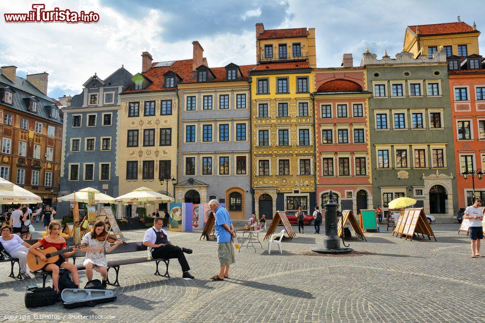 Immagine Turisti sulla Rynek Starego Miasta in estate: la piazza del mercato di Varsavia in questo periodo diventa il centro vivace della capitale della Polonia. - © ELEPHOTOS / Shutterstock.com