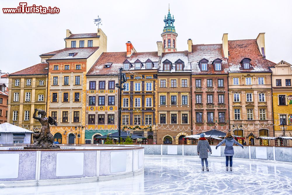 Immagine Vista invernale della Piazza del Marcato di Varsavia, con la pista del pattinaggio